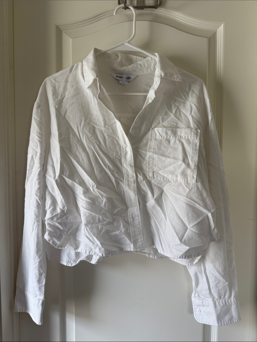 Old Navy White Button-Down Crop Shirt / B29